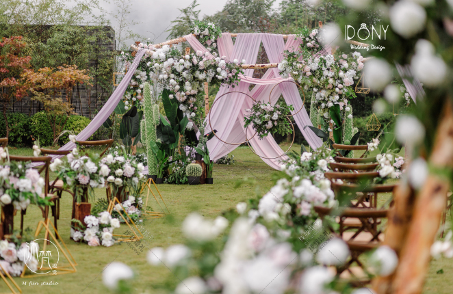 办个户外草坪婚礼大概多少钱